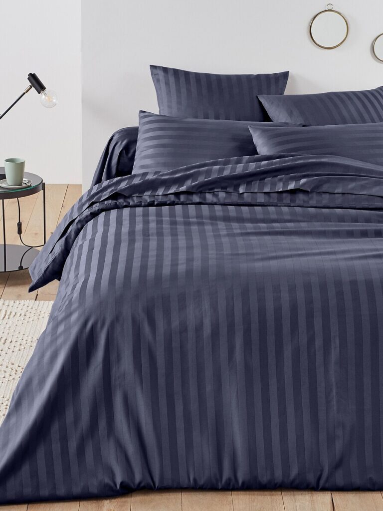 Однотонный комплект белья синего цвета из страйп сатина Silence